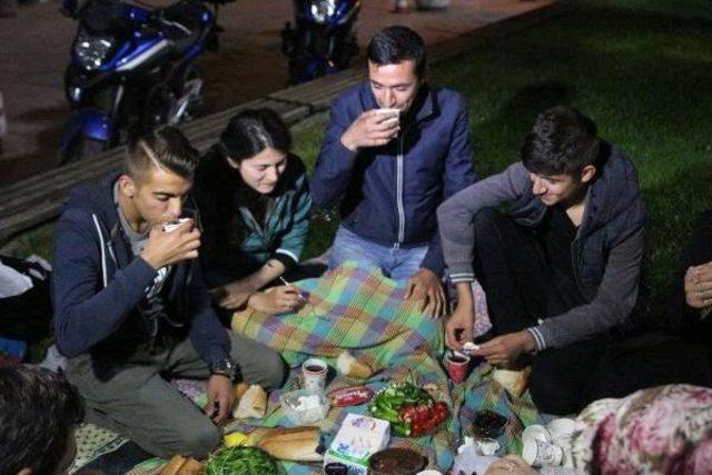 Sultanahmet Meydan'ı Ve Eyüp Sultan'da Ilk Sahur Heyecanı