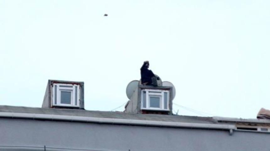 Esenyurt'ta &Ccedil;atıya &Ccedil;ıkan Kişi Ara&ccedil;ların &Uuml;zerine Kiremit Attı