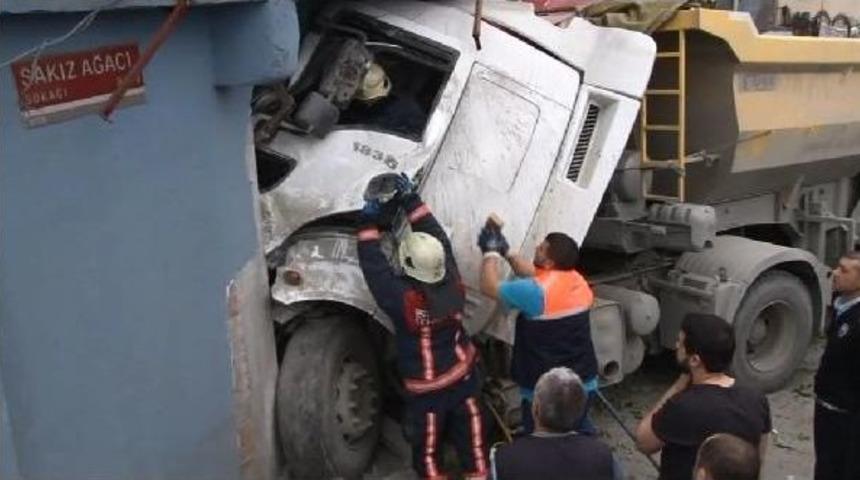 Hafriyat Kamyonu Iş Yerine Girdi;1 Yaralı