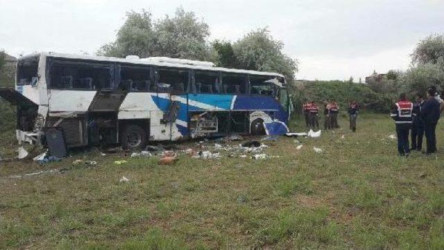 Ankara'da Yolcu Otobüsü Kaza Yaptı : 8 Ölü, 11'i Ağır 32 Yaralı  / Fotoğraflar