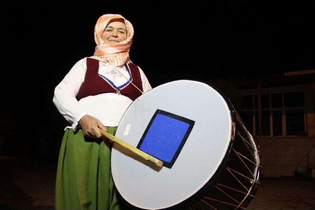 İlk Sahurda Kadınlar Davul &Ccedil;aldı