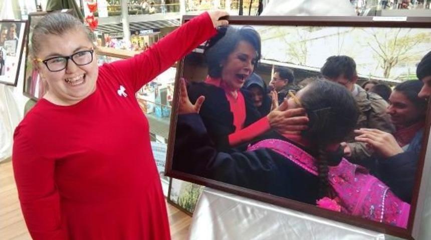 H&uuml;lya Ko&ccedil;yiğit&rsquo;E Birlikte Fotoğraf &Ccedil;ektiren '&ouml;zel &Ouml;ğrencilerden', 'ge&ccedil;miş Olsun' Dileği