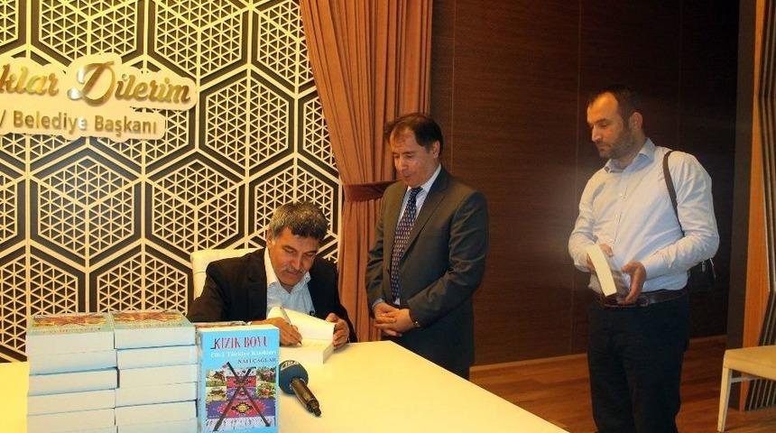 Yazar Nafi &Ccedil;ağlar, Sultangazi&rsquo;de Kitapseverlerle Buluştu