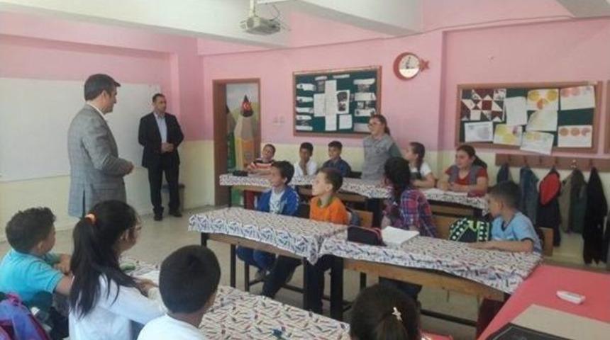 &Ouml;ğrenciler Başkan Yemenici&rsquo;yi Terletti