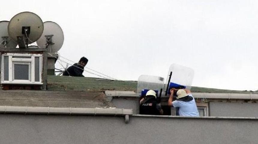 &Ccedil;atıdan Taş,kiremit Yağdıran Kişi 6 Saat Sonra Yakalandı