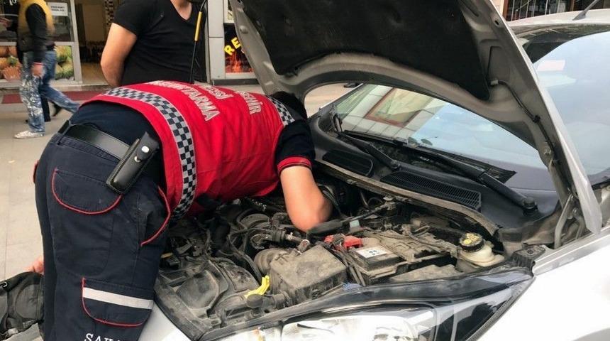 Park Halindeki Otomobilin Motoruna Sıkışan Kediyi İtfaiye Kurtardı