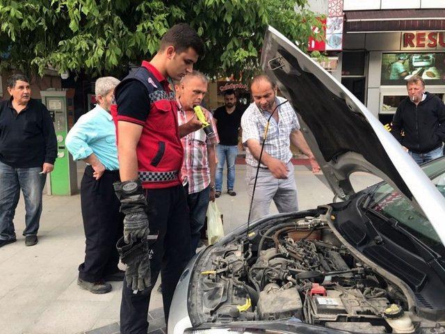 Park Halindeki Otomobilin Motoruna Sıkışan Kediyi İtfaiye Kurtardı