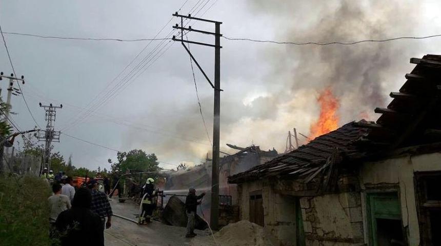 Evin Alevler İ&ccedil;inde Kaldığı Saniyeler Cep Telefonuna Yansıdı