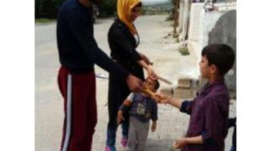 Sokakta Çocuklara Çikolata Dağıttı, Davadan Kurtuldu