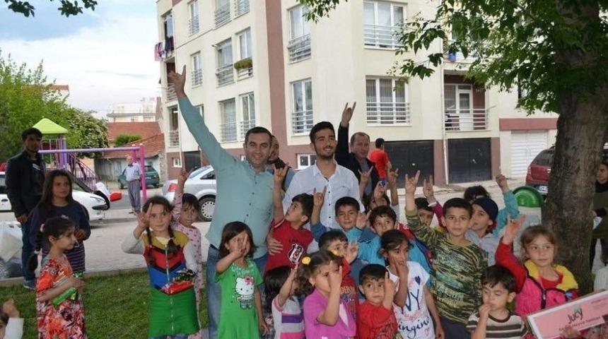 &Uuml;lk&uuml;c&uuml;ler T&uuml;rkmen &Ccedil;ocuklarının Yanında