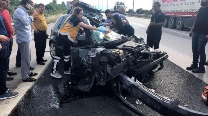 Otomobil, Tır'a Arkadan &Ccedil;arptı: 1'i Ağır, 2 Yaralı