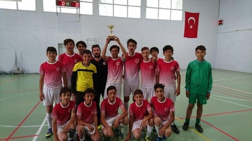 &Uuml;&ccedil; Eyl&uuml;l Ortaokulu Şampiyonluğa Uzandı