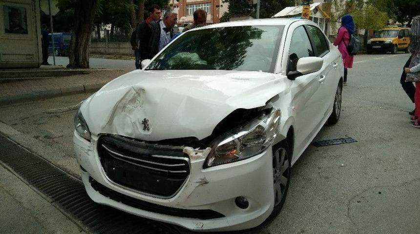 Otomobil İle Kamyonet &Ccedil;arpıştı: 2 Yaralı