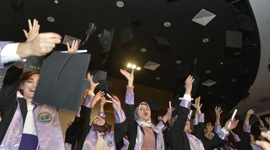 Km&uuml;&rsquo;de Edebiyat Ve Fen Fak&uuml;ltesi &Ouml;ğrencilerinin Mezuniyet Sevinci