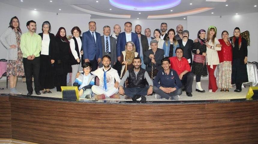 &Ouml;ğretmenler Tiyatro Oyunuyla Kadın-erkek Eşitliğini Anlattı