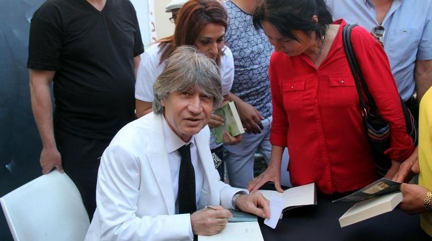 Hamit İzol, &rsquo;roza&rsquo;yı Mersinliler İ&ccedil;in İmzaladı