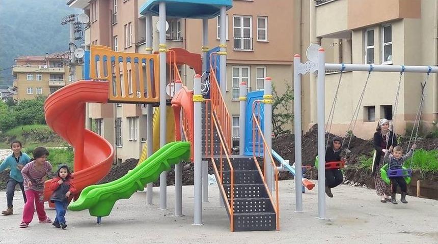 Başkan Yiğit&rsquo;ten &Ccedil;ocuklara Karne Hediyesi