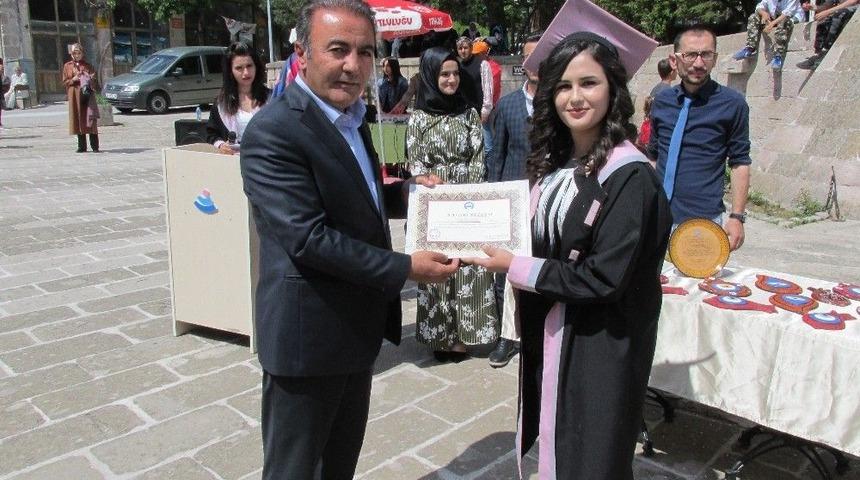 G&uuml;zelyurt&rsquo;ta Mezuniyet Coşkusu