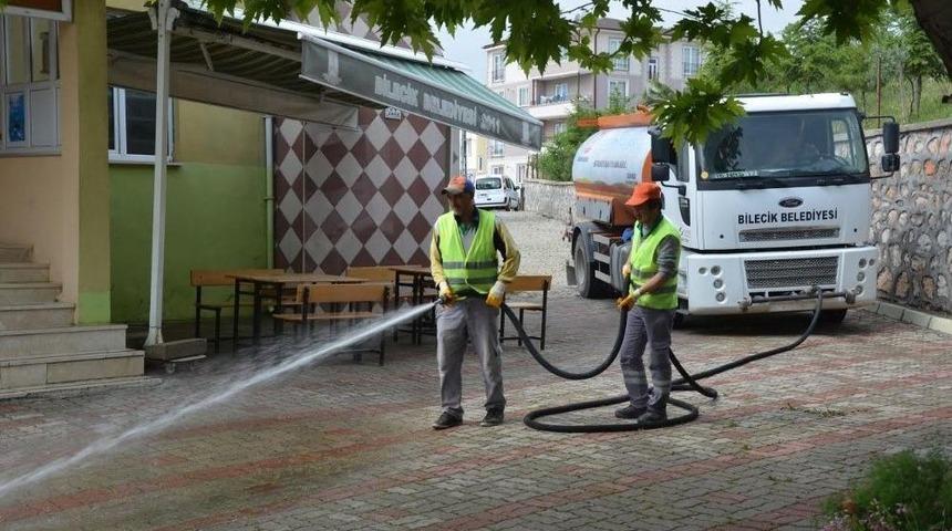 Cami Önleri İle Cadde Ve Sokaklar Temizleniyor