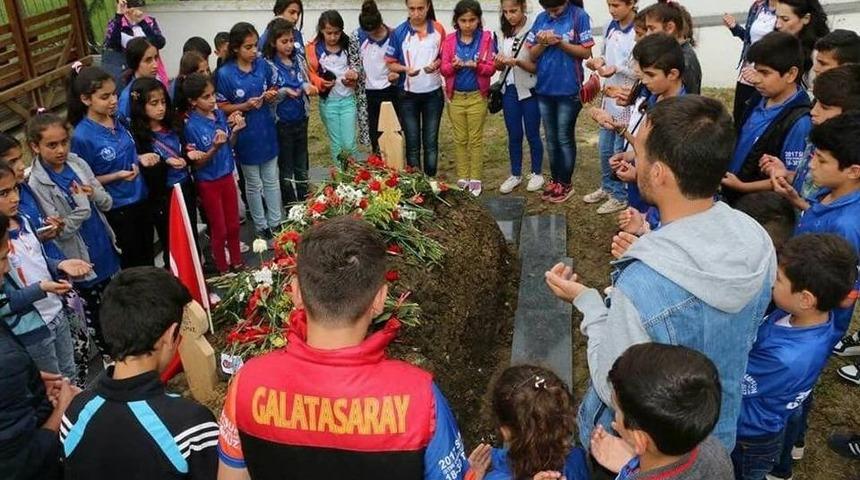 Beyt&uuml;şşebaplı &Ouml;ğrenciler Samsun Şehidinin Mezarına Karanfil Bıraktı