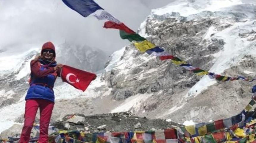 Türk Bayrağı Everest’te Dalgalandı