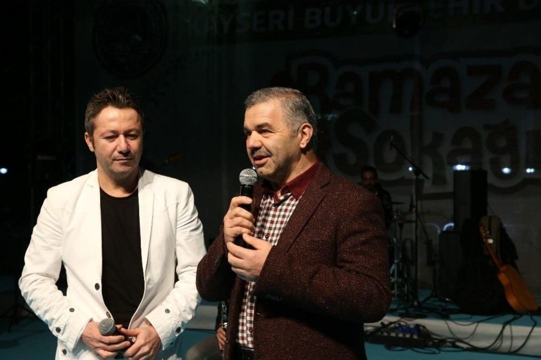 Başkan &Ccedil;elik Ramazan Sokağı&rsquo;nın İlk G&uuml;n&uuml;nde Vatandaşlarla Bir Araya Geldi