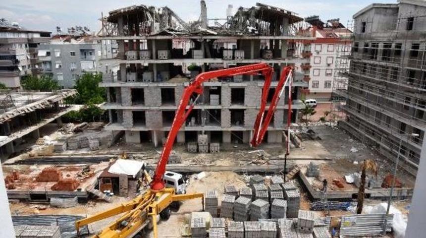 İnşaatın &Ccedil;atısı &Ccedil;&ouml;kt&uuml;, Iş&ccedil;iler Yara Almadan Kurtuldu