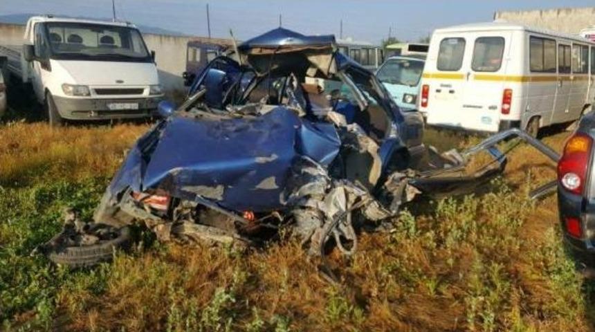 Otomobil Aydınlatma Direğine &Ccedil;arptı: 1 &Ouml;l&uuml;, 2 Yaralı