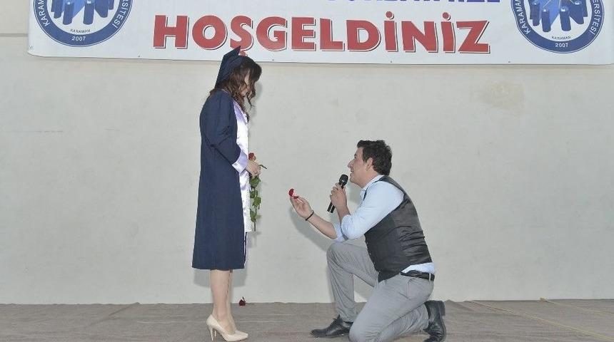 Mezuniyet Töreninde Sürpriz Evlilik Teklifi