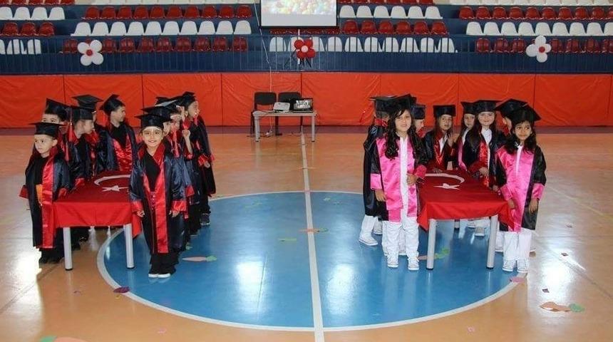 Türk Bayrağı Üzerine El Koyarak Ant İçtiler