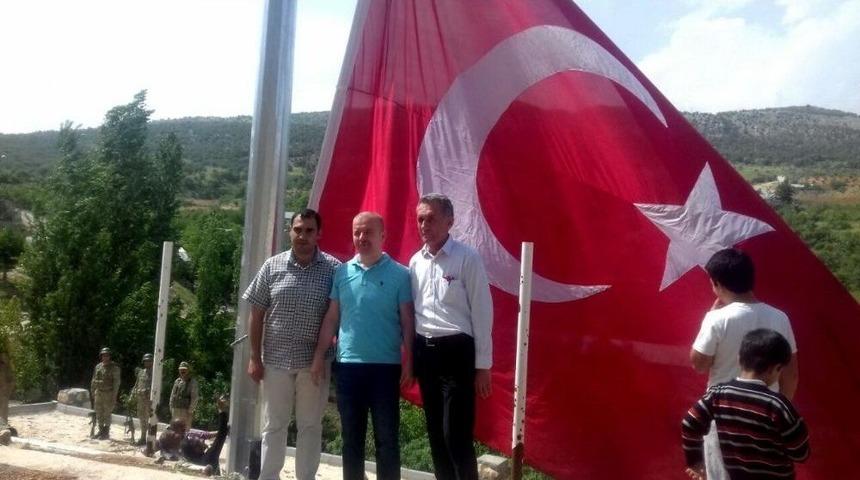 Adıyaman&rsquo;da Ki En B&uuml;y&uuml;k Bayrak Dakuyucak K&ouml;y&uuml;nde Dalgalanıyor