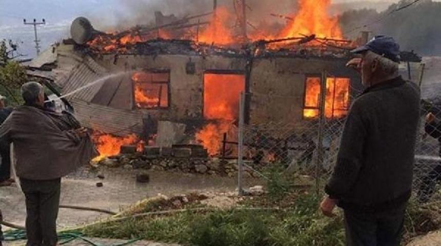 Acıpayam'da Bir Ev Alev Alev Yandı