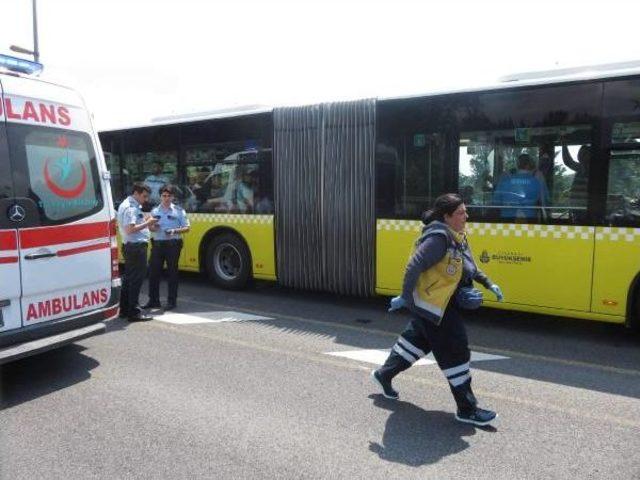 Fotoğraf//metrobüs Bariyere Çarptı;5 Yaralı