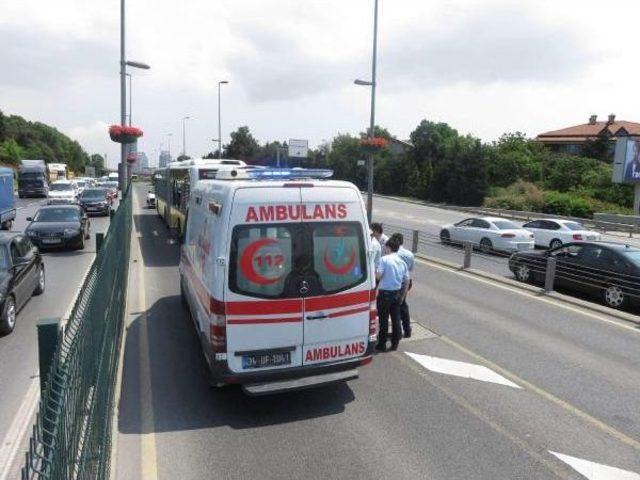 Fotoğraf//metrobüs Bariyere Çarptı;5 Yaralı