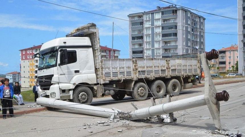 Park Halindeki Kamyon Elektrik Direğini Yıktı