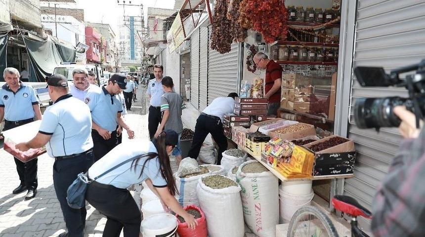 Seyhan Zabıtası Kaldırım İşgalinin &Ouml;n&uuml;ne Ge&ccedil;ti