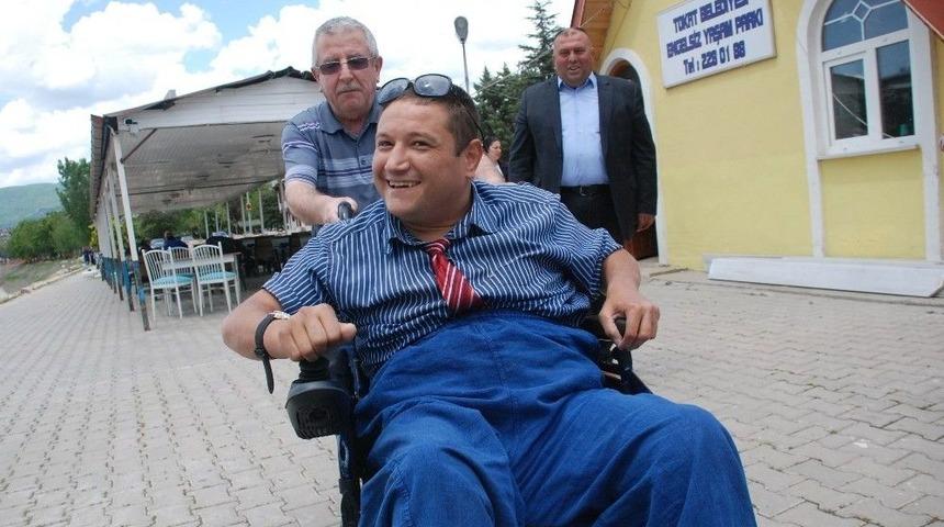 Engelli Vatandaşın Ak&uuml;l&uuml; Tekerlekli Sandalye Sevinci