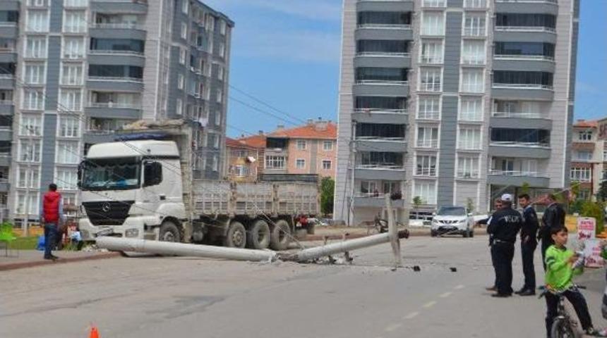 Kamyon Aydınlatma Direğine &Ccedil;arptı