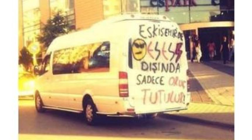 Eskişehirspor Taraftarından G&uuml;l&uuml;mseten Yazı