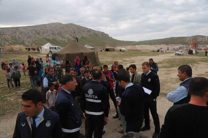 Tuşba’da Görüntü Ve Çevre Kirliliğine Yol Açan Çadırlara Geçit Yok G1