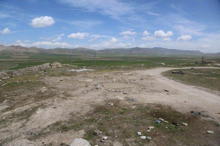 Tuşba’da Görüntü Ve Çevre Kirliliğine Yol Açan Çadırlara Geçit Yok G2