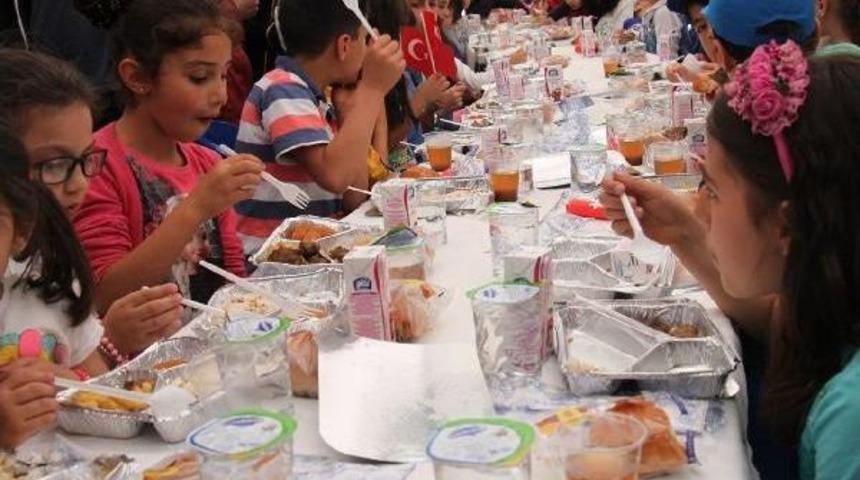 &Ccedil;ocuklar Tekne Orucunu A&ccedil;tılar