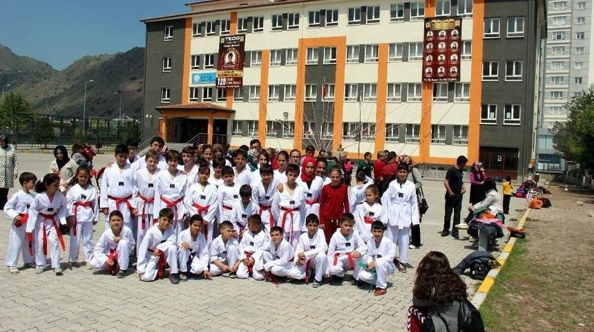 Karate Kursu İ&ccedil;in Okula Gelen &Ouml;ğrenciler Spor Salonunun Kapısı A&ccedil;ılmayınca Mağdur Oldu