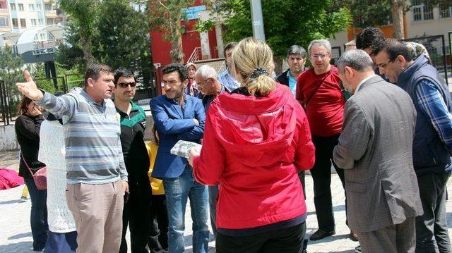 Karate Kursu İçin Okula Gelen Öğrenciler Spor Salonunun Kapısı Açılmayınca Mağdur Oldu