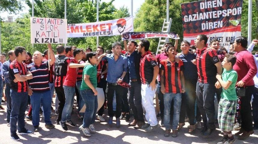 Gaziantep Taraftarından "kızıl" Protestosu