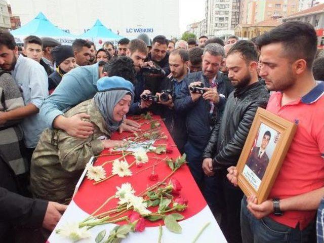 Şehidin Asker Kıyafetli Eşi Sema: Ben Sana Hiç Sarılamadım