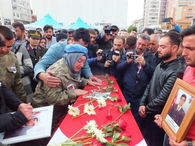 Şehidin Asker Kıyafetli Eşi Sema: Ben Sana Hiç Sarılamadım