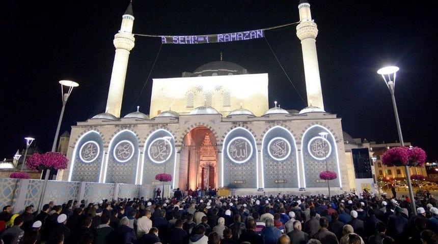 Konya&rsquo;da Ramazan Coşkusu İlk Teravihle Başladı