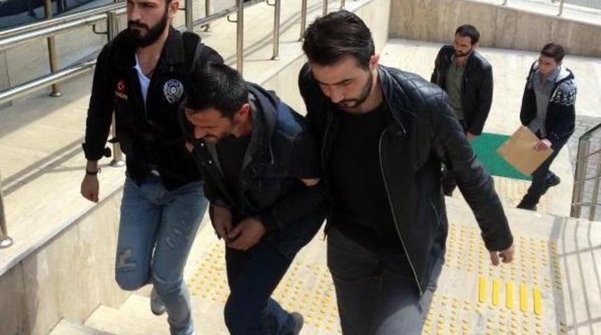 &Uuml;niversite &Ouml;ğrencisine Uyuşturucu Satarken Yakalandılar