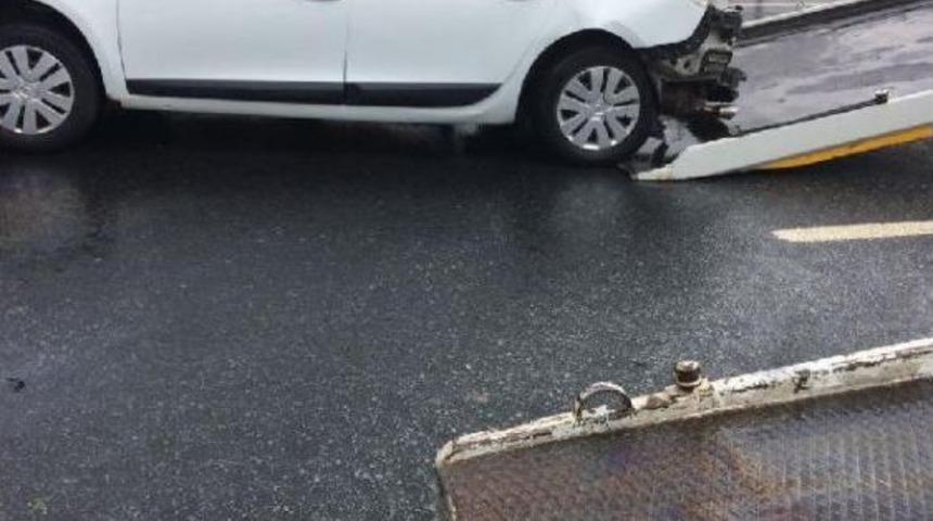 Kazadan Kurtulanlara Arkadan Gelen Otomobil &Ccedil;arptı: 1 &Ouml;l&uuml;, 3 Yaralı